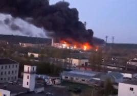 Las llamas consumen la central térmica de Trypilska, cerca de Kiev, tras ser alcanzada por un misil ruso.