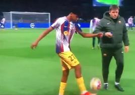 Lamine Yamal da toques al balón antes del PSG-Barcelona.