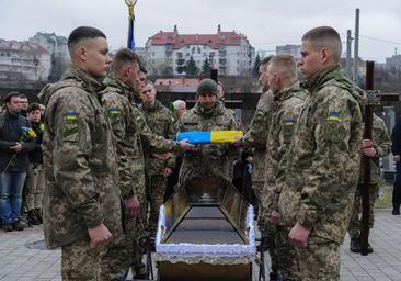 Ucrania y Rusia intercambian cadáveres de soldados caídos