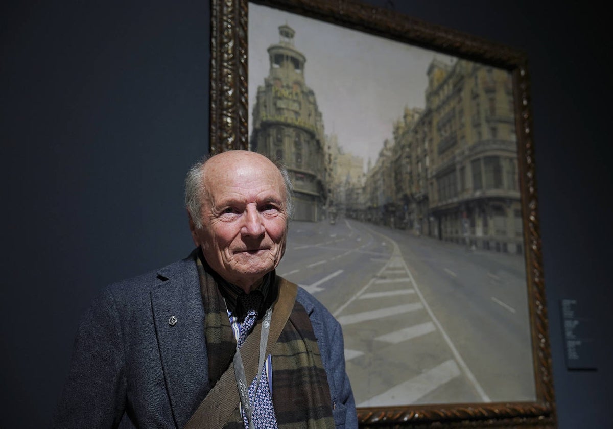 Antonio López, junto a su conocida vista de la Gran Vía, una de las pinturas de la exposición conjunta de artistas españoles y chinos.