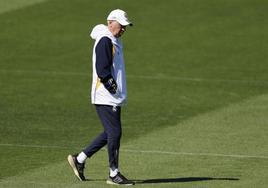 Carlo Ancelotti asiste al entrenamiento del Real Madrid en la Ciudad deportiva de Valdebebas.