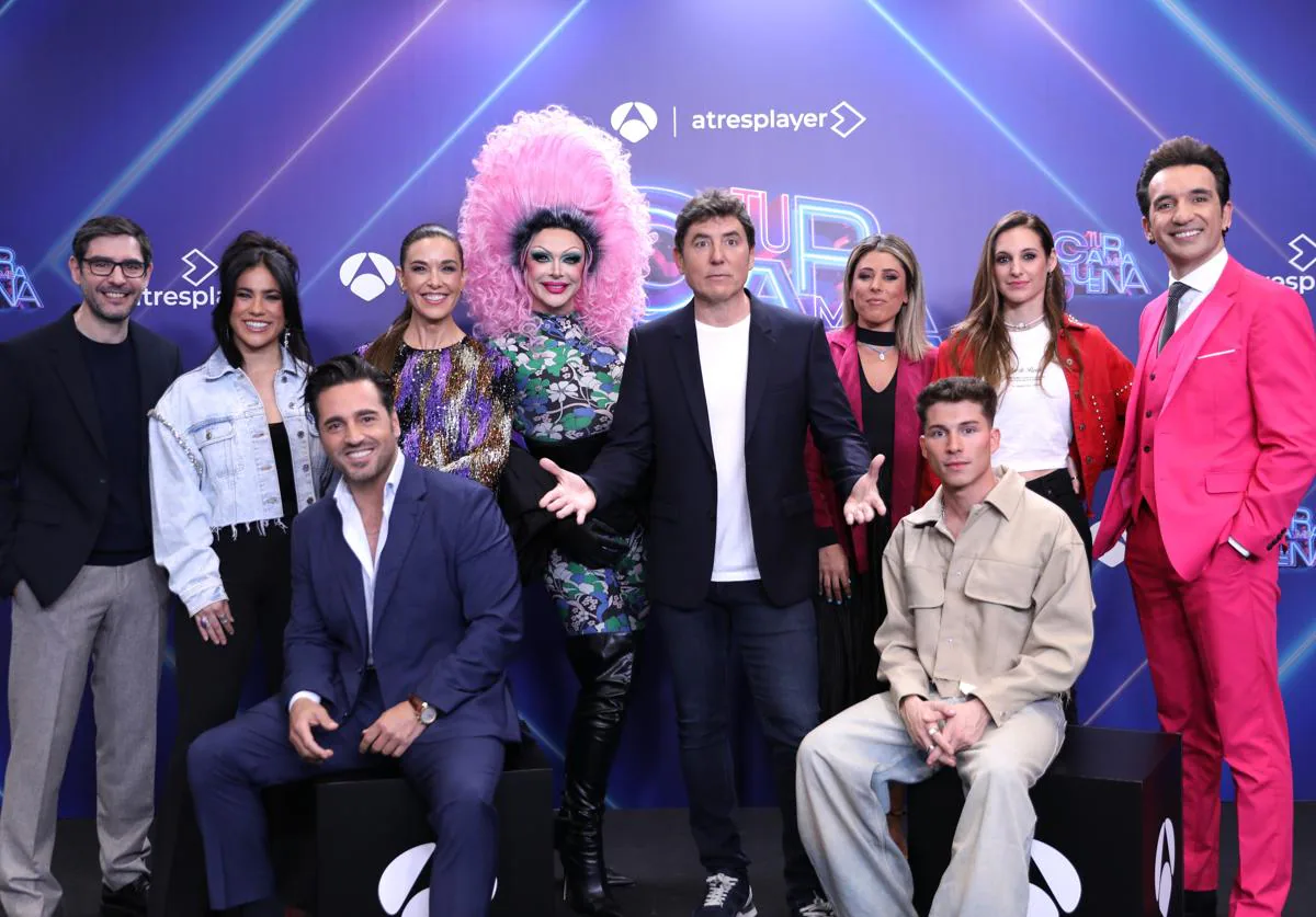 El presentador, Manel Fuentes, rodeado de los participantes de la nueva edición de 'Tu cara me suena'.