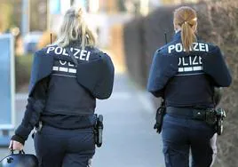 Dos agentes de la Policía alemana caminan por una calle.