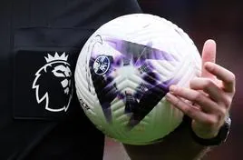 Árbitro de la Premier League con el balón de la competición
