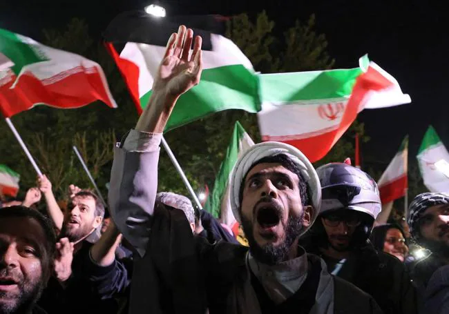 伊朗政权的支持者庆祝袭击事件。