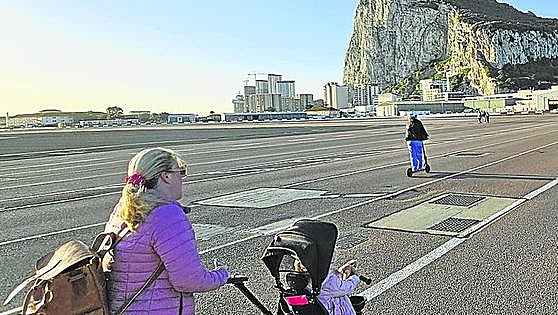 El acuerdo entre Reino Unido y España sobre Gibraltar encalla en el aeropuerto