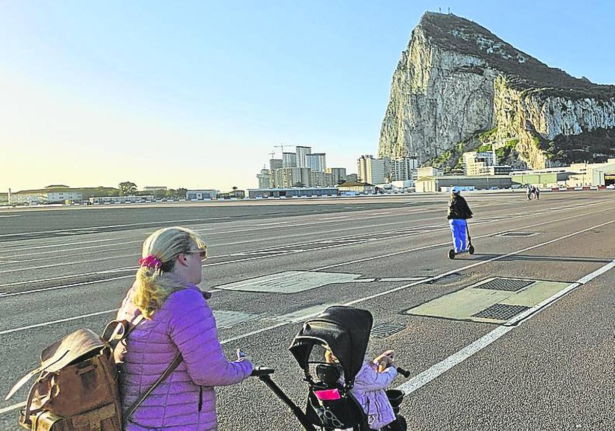 Una mujer cruza la pista del aeropuerto de Gibraltar.