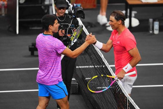 Rafa Nadal y Carlos Alcaraz se saludan en la pista.