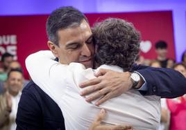 El presidente del Gobierno, Pedro Sánchez, abraza a Eneko Andueza.