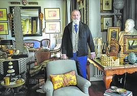 Muguerza posa en el salón de su casa del centro de la capital vizcaína.