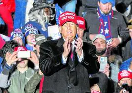 Trump aplaude a sus seguidores en el mitin que ofreció el sábado en Schnecksville, Pennsylvania.