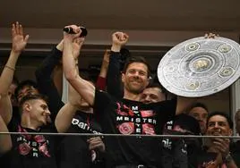 Xabi Alonso celebra con sus jugadores el título de la Bundesliga