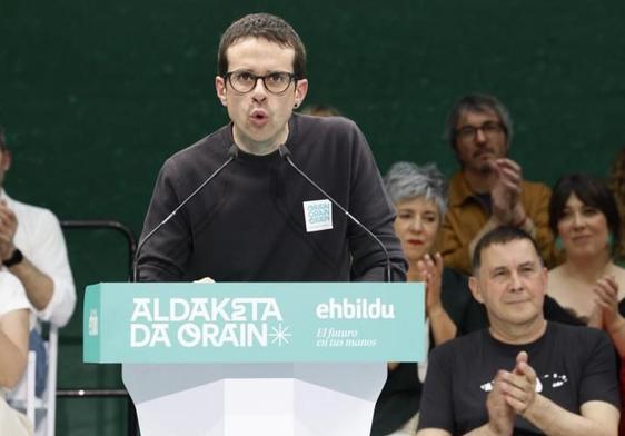 El candidato de Bildu, Pello Otxandiano, interviene en el acto celebrado este sábado en la localidad guipuzcoana de Tolosa.