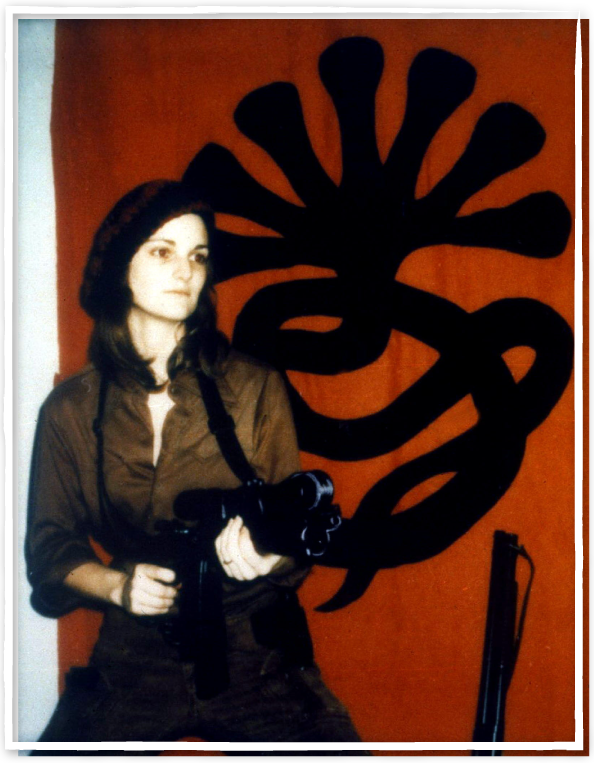 Imagen - Patty Hearst termina uniéndose al ESL y defiende su emblema.