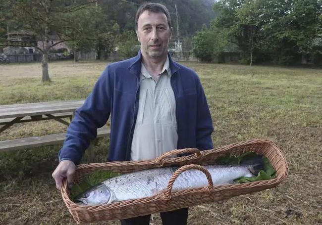 Gonzalo Díaz Soto, con el ejemplar de salmón que pescó en el coto del puente Láneo.