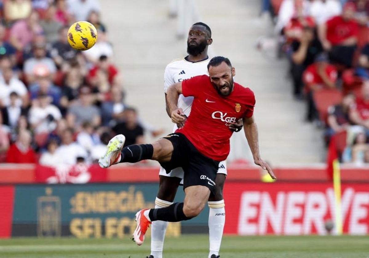 Antonio Rudiger protege un balón ante Vedaq Muriqi