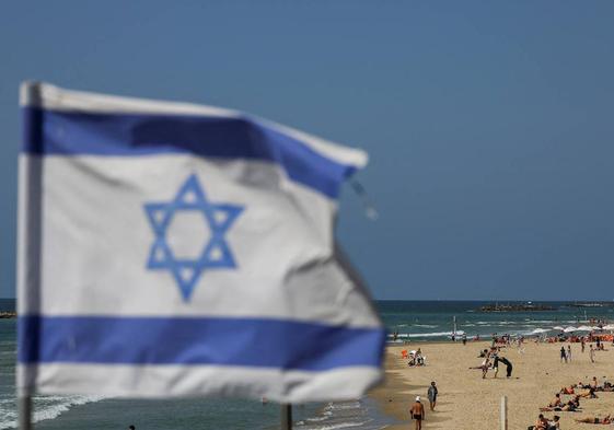 Varias personas toman el sol en una playa de Tel Aviv horas después del ataque de Irán.