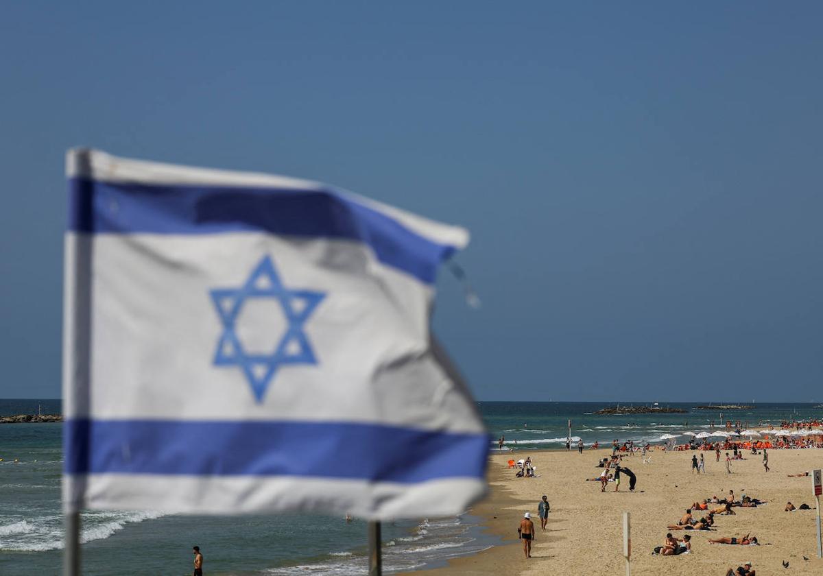 Varias personas toman el sol en una playa de Tel Aviv horas después del ataque de Irán.