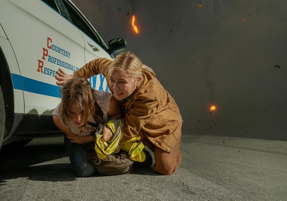 Cailee Spaeny y Kirnsten Dunst, como Jessie y Lee, en un fotograma de la película.