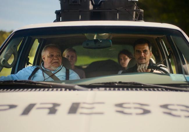 Stephen McKinley Henderson, como Sammy, y Wagner Moura, como Joel.