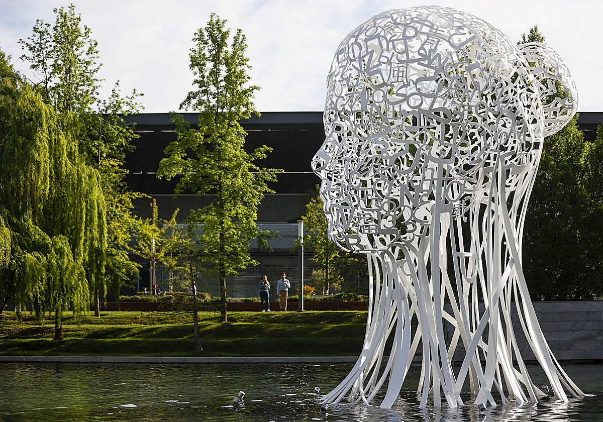 La monumental escultura de Plensa instalada este lunes en el lago del Distrito Telefónica.
