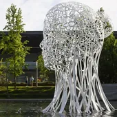 La monumental escultura de Plensa instalada este lunes en el lago del Distrito Telefónica.