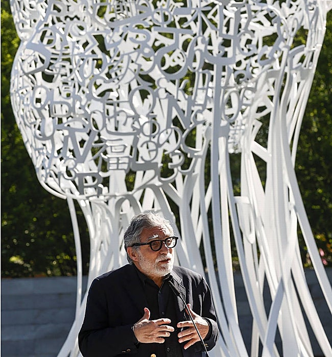 Dl escultor Jaume Plensa ante su obra.