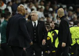 Carlo Ancelotti (i) y Pep Guardiola, a la finalización del encuentro correspondiente a los cuartos de final de la Liga de Campeones que Real Madrid y Manchester City.