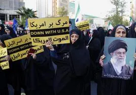 Un grupo de iraníes celebran en Teherán el ataque contra Israel.