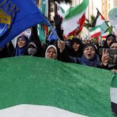Manifestantes iraníes exhiben su júbilo en Teherán por el ataque a Israel.