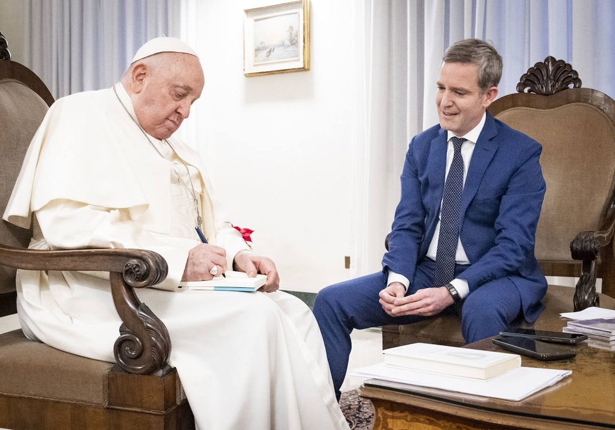 El Papa Francisco conversa con el periodista Javier Martínez-Brocal.