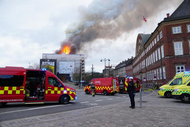 Así han engullido las llamas el edificio de la Bolsa de Copenhague