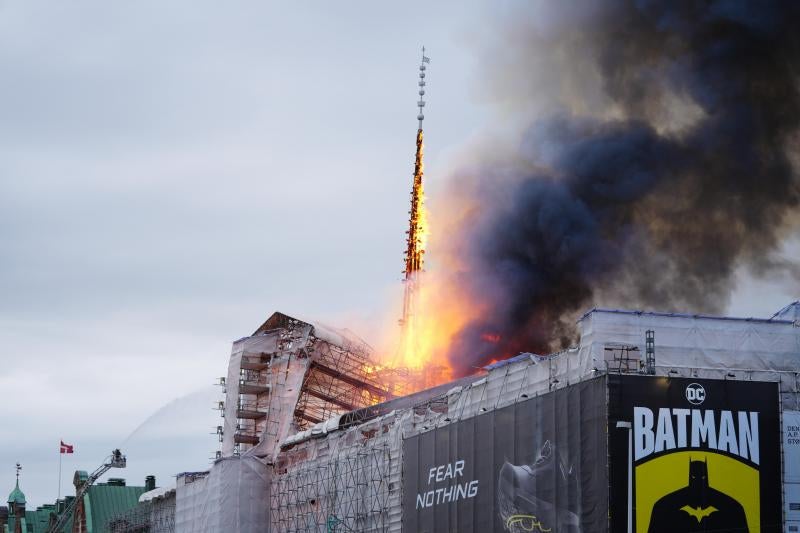 Así han engullido las llamas el edificio de la Bolsa de Copenhague