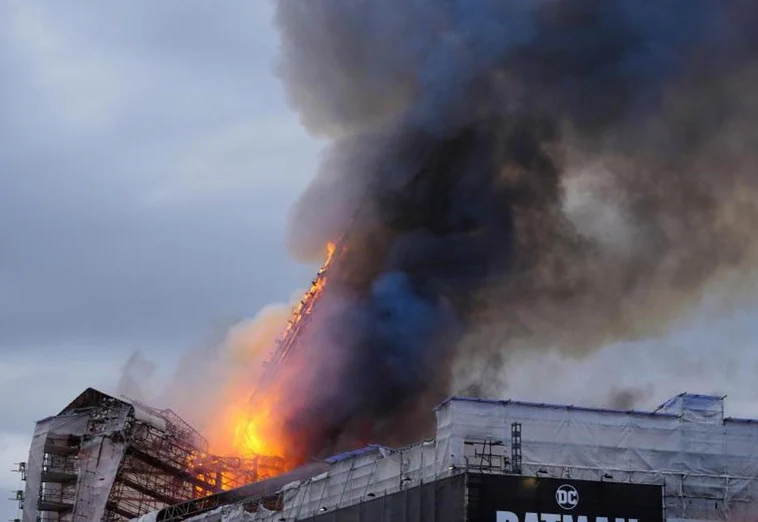 El fuego devora la antigua Bolsa de Copenhague: «Es nuestra Notre Dame»