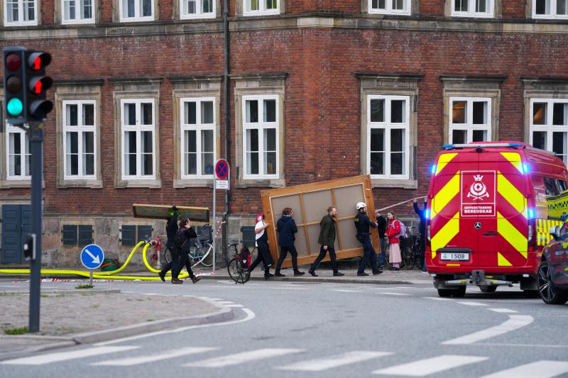 Así han engullido las llamas el edificio de la Bolsa de Copenhague