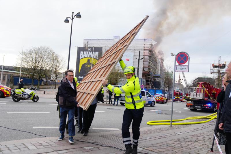 Así han engullido las llamas el edificio de la Bolsa de Copenhague