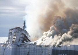 Así han engullido las llamas el edificio de la Bolsa de Copenhague