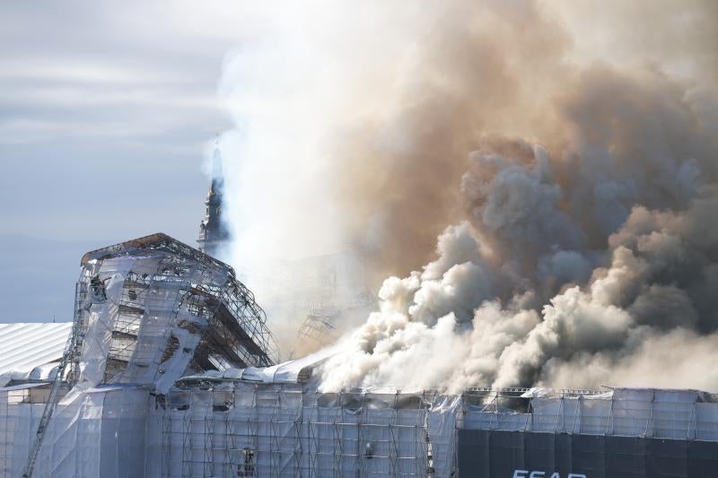 Así han engullido las llamas el edificio de la Bolsa de Copenhague