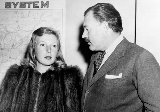 Marta Gellhorn junto a Ernest Hemingway, con quien estuvo casada casi cinco años y a quien dejó en 1945.