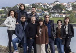 Agustín Díaz Yanes con los actores y productores de 'Un fantasma en la batalla' en el País Vasco francés.