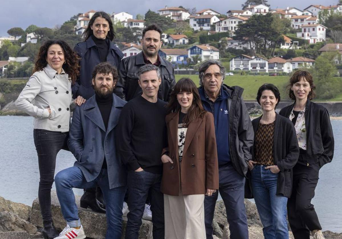 Agustín Díaz Yanes con los actores y productores de 'Un fantasma en la batalla' en el País Vasco francés.