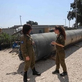Militares israelíes examinan los restos de un misil iraní que cayó sobre la localidad de Kiryat Malachi, en el sur del país.