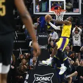 LeBron James realiza un mate con los Lakers