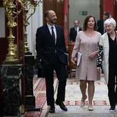 La presidenta del Congreso, Francina Armengol (c), acompañada por los miembros de la mesa, Alfonso Rodríguez de Celis (i) e Isaura Leal