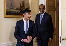 El primer ministro británico, Rishi Sunak, y el presidente ruandés, Paul Kagame, el pasado 9 de abril en Downing Street.