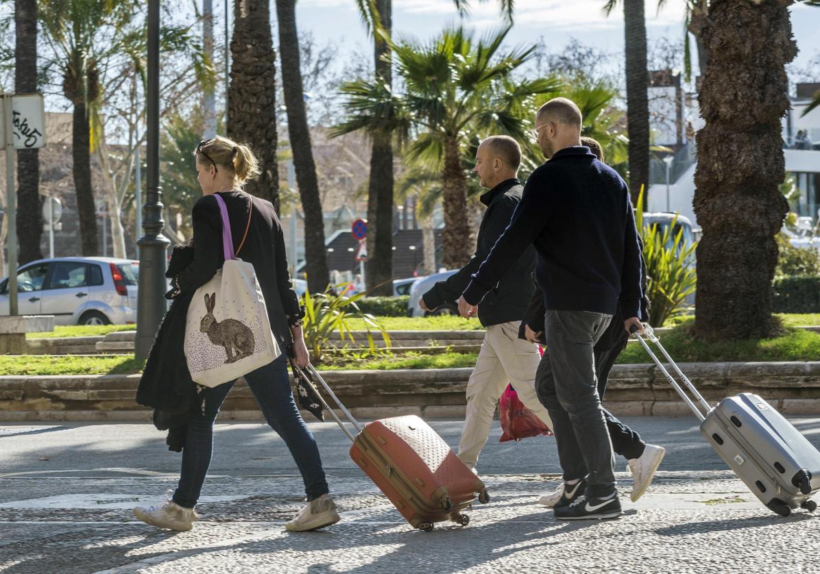 Turistas con maletas por Palma de Mallorca.