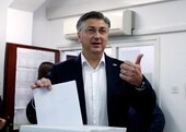 Andrezj Plenkovic deposita su voto.