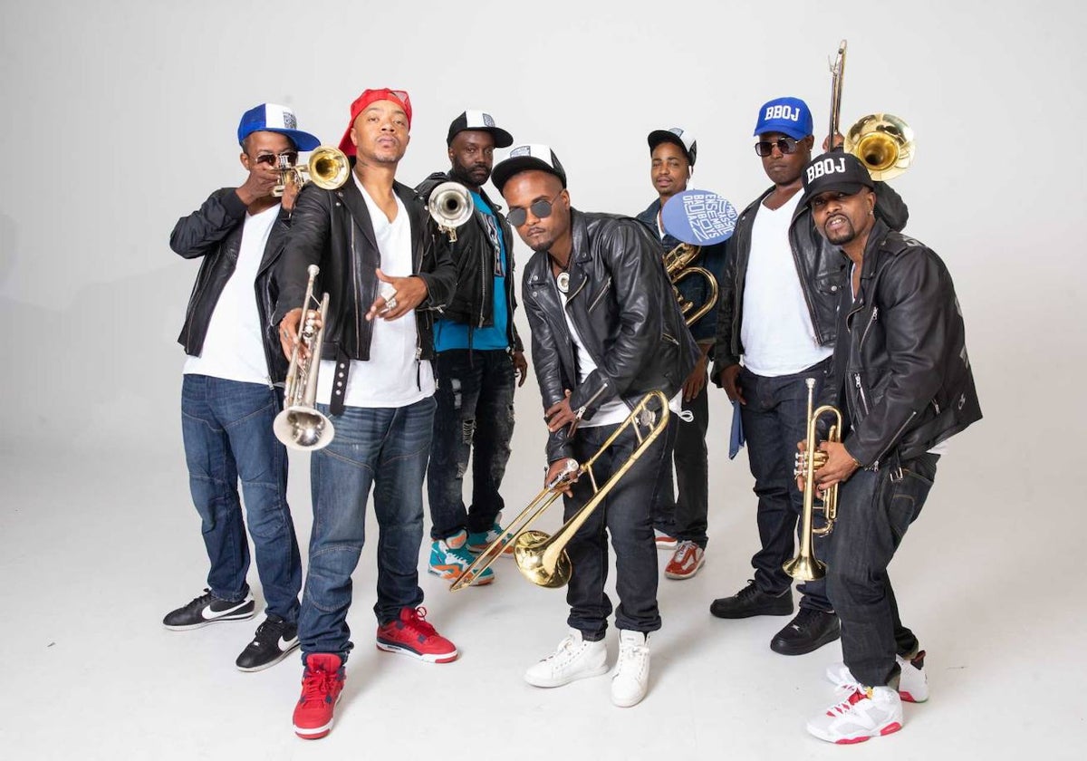 Los hermanos Grave-Hubert de Hypnotic Brass Ensemble posan con sus instrumentos.