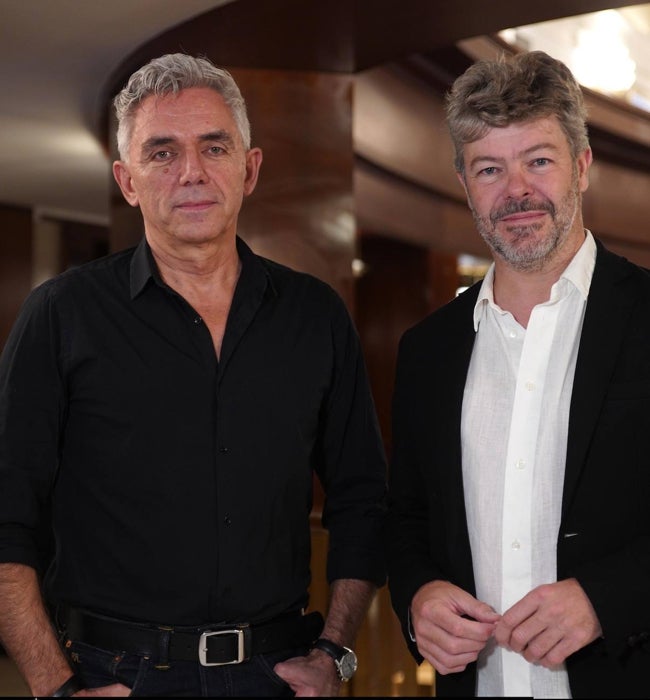 Pablo Heras-Casado (dcha.), junto al director de escena Laurent Pelly (izq.).