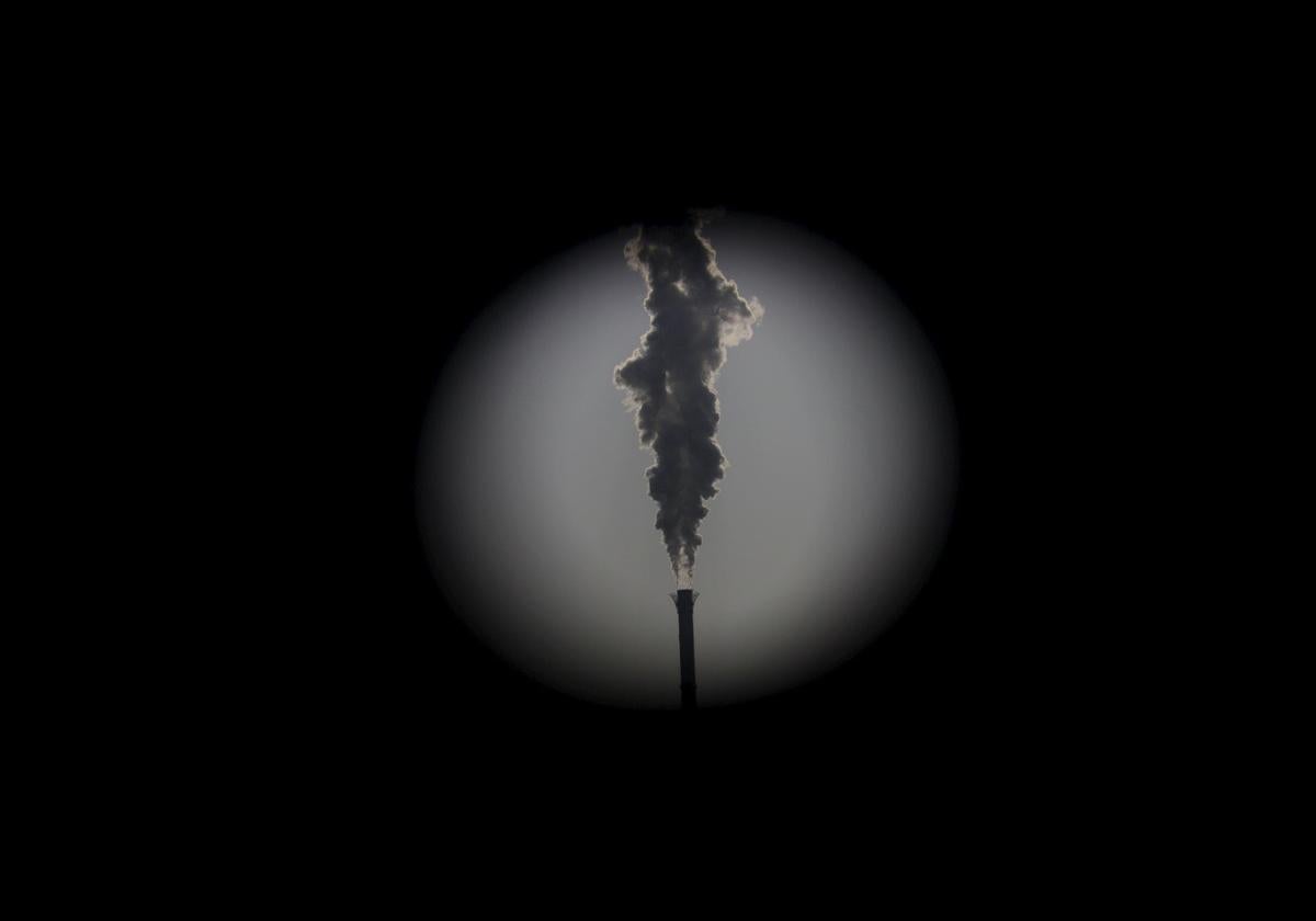 Vista a través de una tubería de la chimenea de una central térmica en Pekín, China.